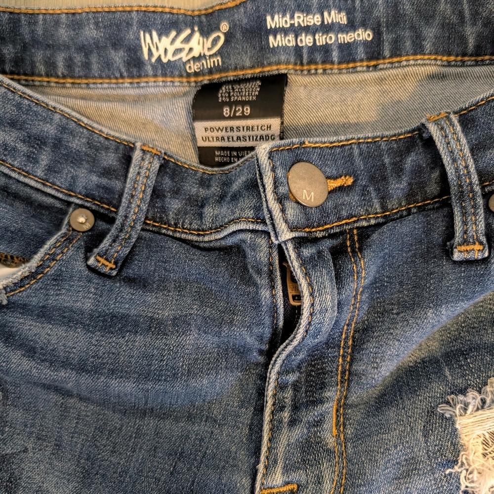 Mossimo Women's Distressed Denim Shorts Size 8 - Picture 2 of 3